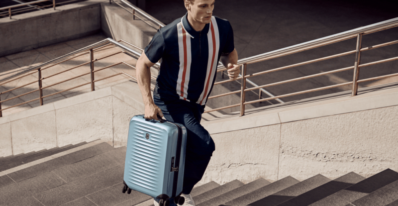 מזוודת AIROX בצבע תכלת מבית ויקטורינוקס