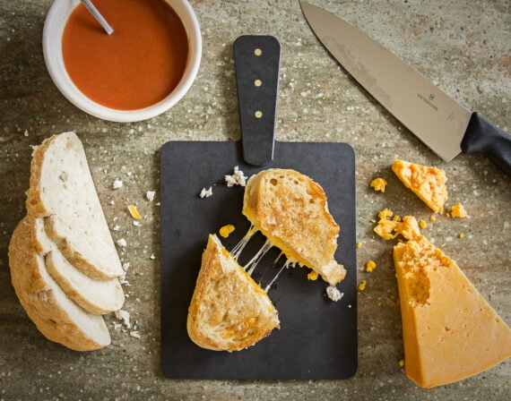 קרש הגשה בעל ידית מחוזקת, ידידותי לסביבה- שחור