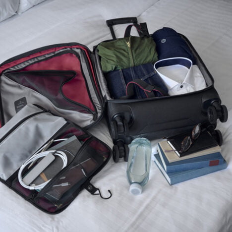 מזוודת טרולי Crosslight Global שחורה ויקטורינוקס