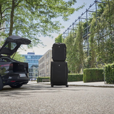 מזוודה בינונית Crosslight Global שחורה ויקטורינוקס