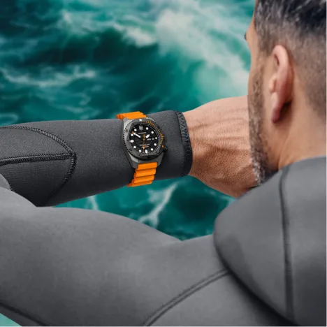 שעון DIVE PRO אוטומטי רצועת גומי כתומה טיטניום